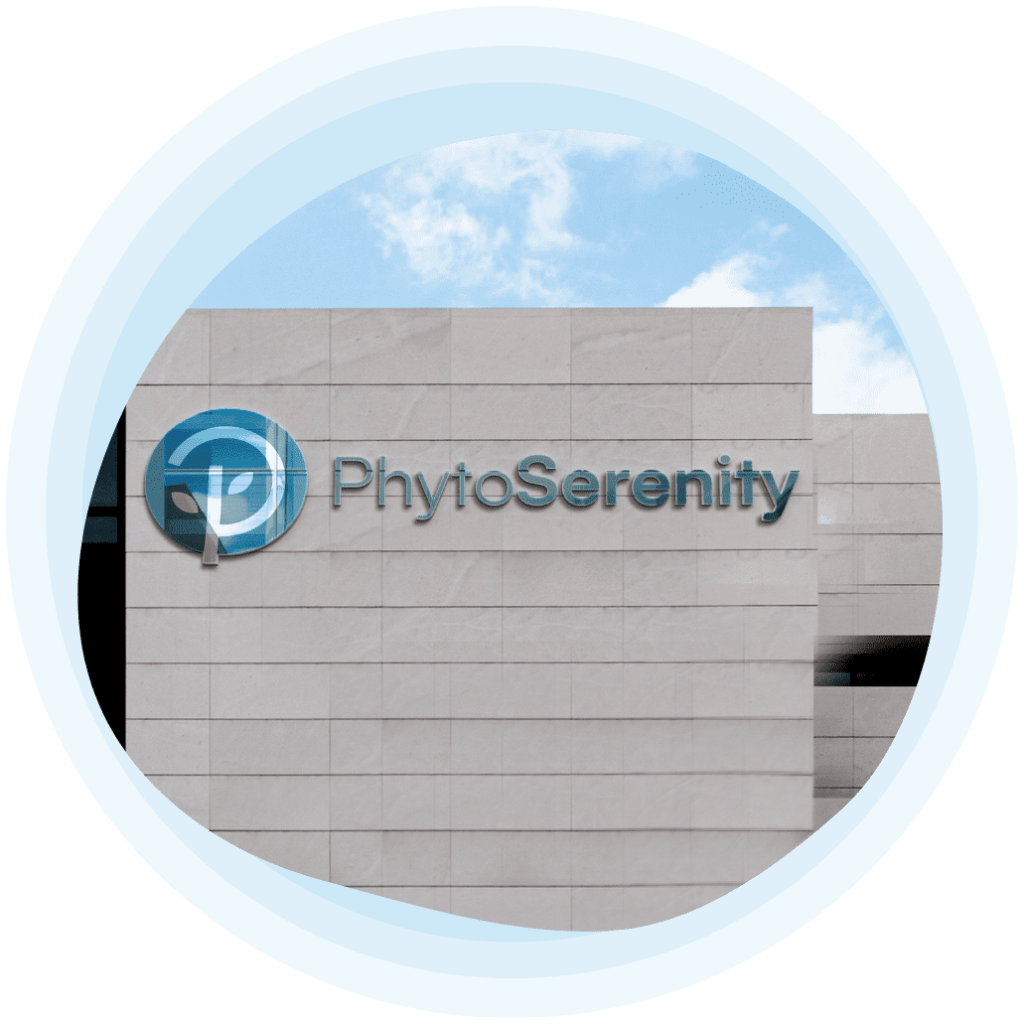 Op één muur hangt het logo van Phyto Serenity en de tekst "Phyto Serenity" in sierlijke letters.